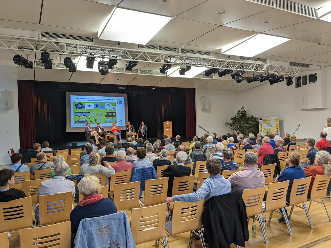 Foto mit Bürgern beim Beteiligungsdialog