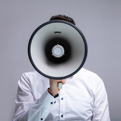 Mensch mit Megaphone