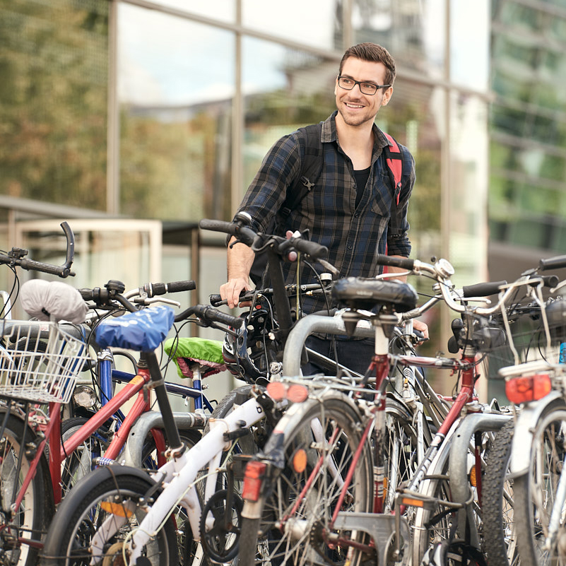 Mensch an Fahrradständer